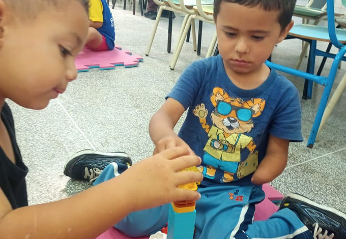 Utilizando as peças do Steam Park, as crianças no intuito em conhecer e se familiarizar com as peças, ambas criaram sua "Grande Torre".