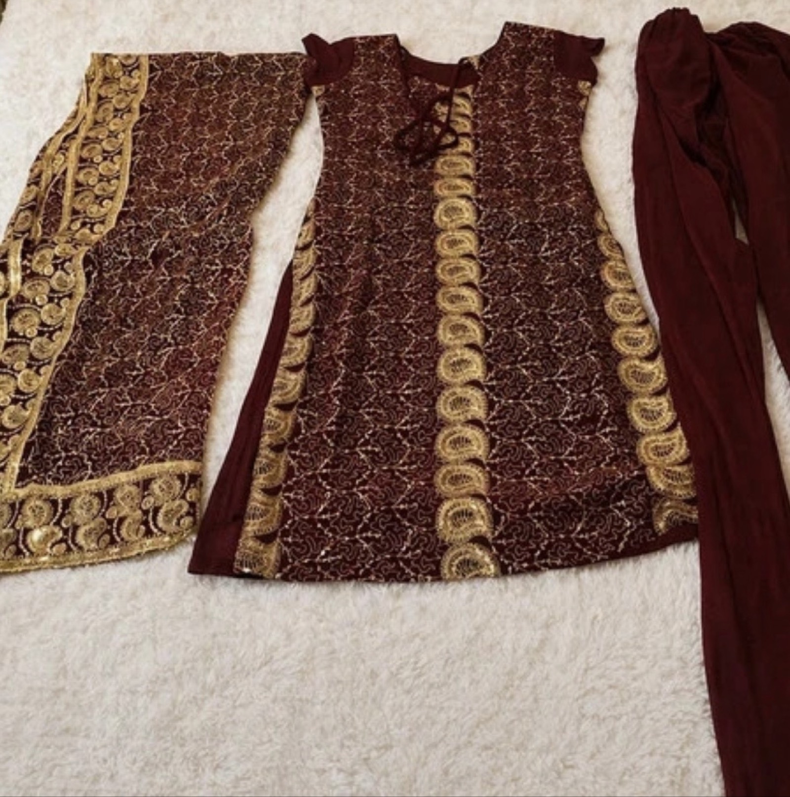 Ensemble Salwar Kameez bordeaux brodé doré