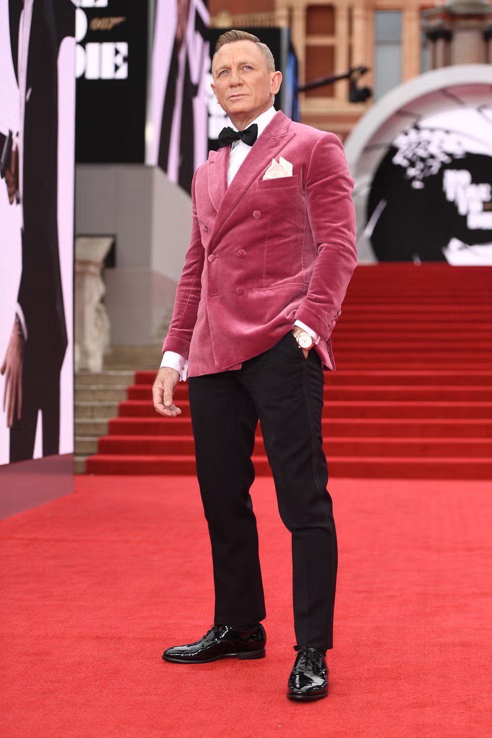 James Bond ในชุดทักซิโด้กับโบว์ไทสีดำ สัญลักษณ์ของผู้ชายสายเท่เหนือกาลเวลา