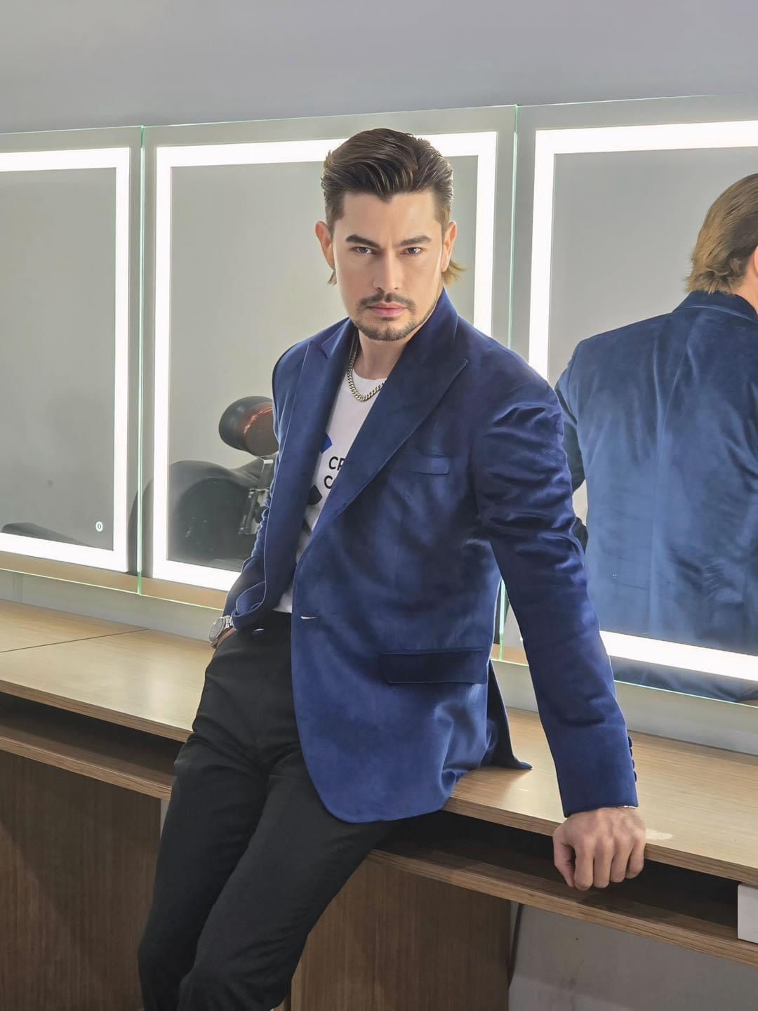 เช่าทักซิโดกำมะหยี่สีน้ำเงินเข้ม Blue Diamond Velvet Peak Lapel Basic Instinct กรุงเทพ