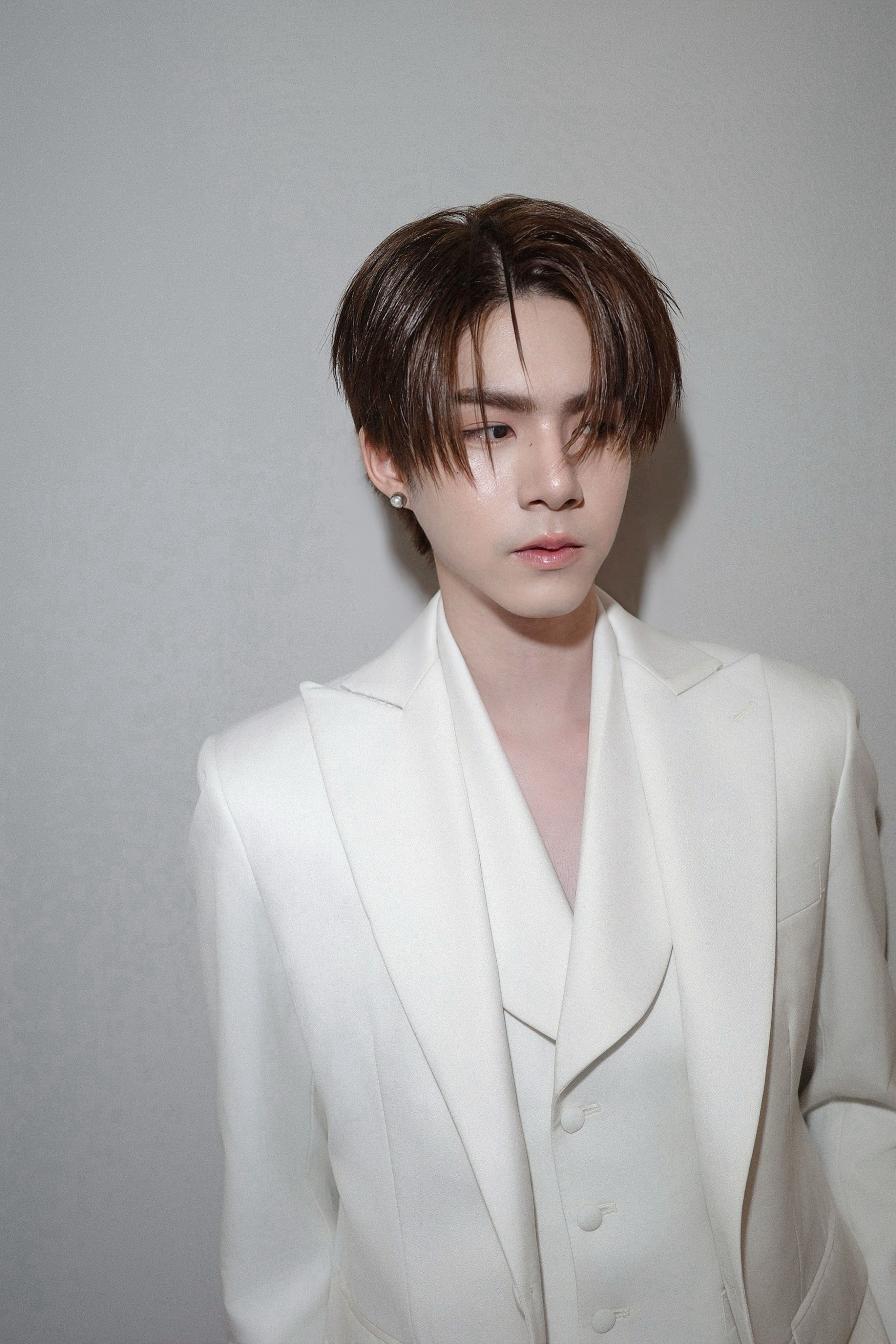 เช่าสูทสีขาว Porcelain White Three-Piece Peak Lapel Single-Breasted Basic Instinct กรุงเทพ