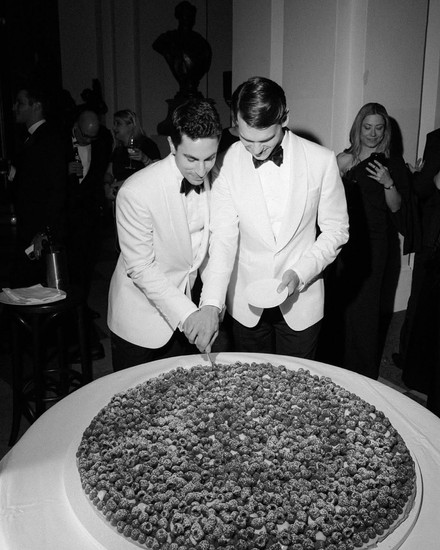 สูทสำหรับเจ้าบ่าว LGBTQ+ จาก Basic Instinct ดีไซน์ที่แสดงตัวตนและความภาคภูมิใจ