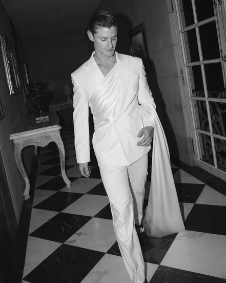 สูทสำหรับเจ้าบ่าว LGBTQ+ จาก Basic Instinct ดีไซน์ที่แสดงตัวตนและความภาคภูมิใจ