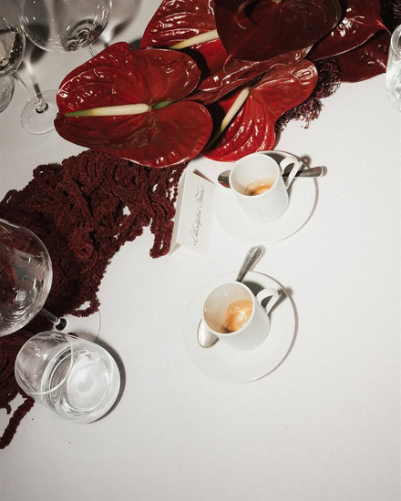 สูทสำหรับเจ้าบ่าว LGBTQ+ จาก Basic Instinct ดีไซน์ที่แสดงตัวตนและความภาคภูมิใจ