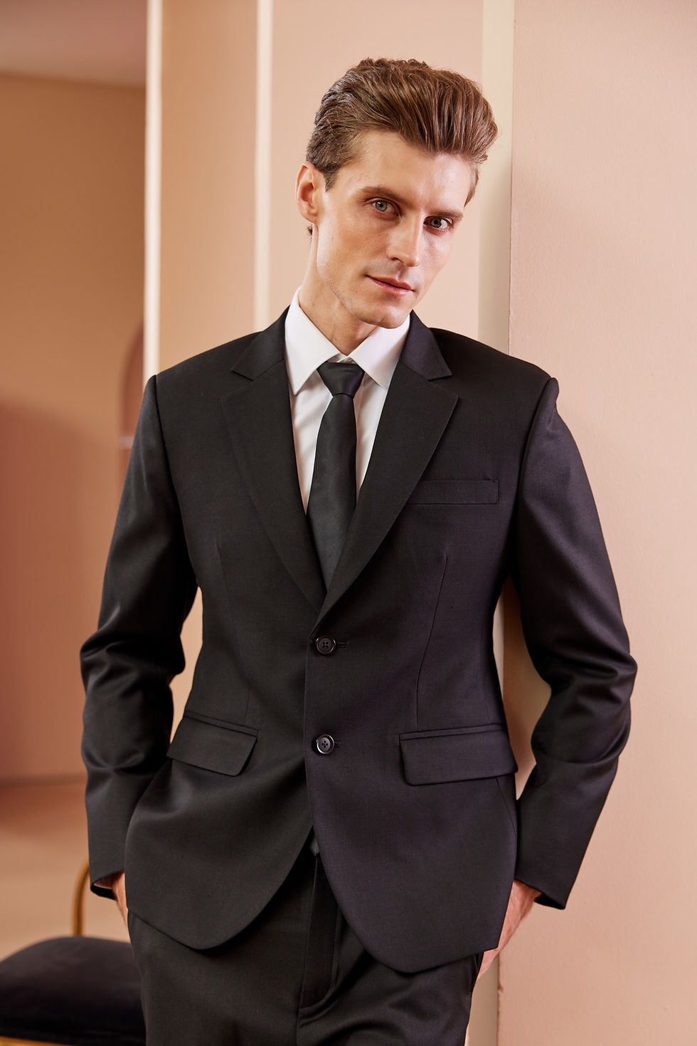 ภาพขนาดย่อ: Classic Black Notch Lapel Single-Breasted Suit