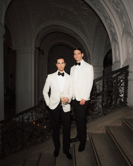 สูทสำหรับเจ้าบ่าว LGBTQ+ จาก Basic Instinct ดีไซน์ที่แสดงตัวตนและความภาคภูมิใจ