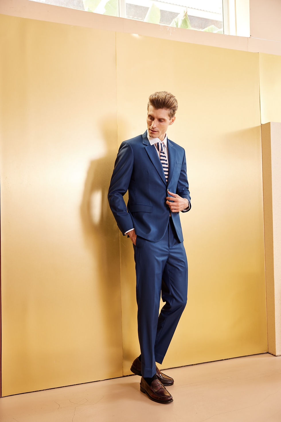 ภาพขนาดย่อ: Admiral Blue Notch Lapel Single-Breasted Suit