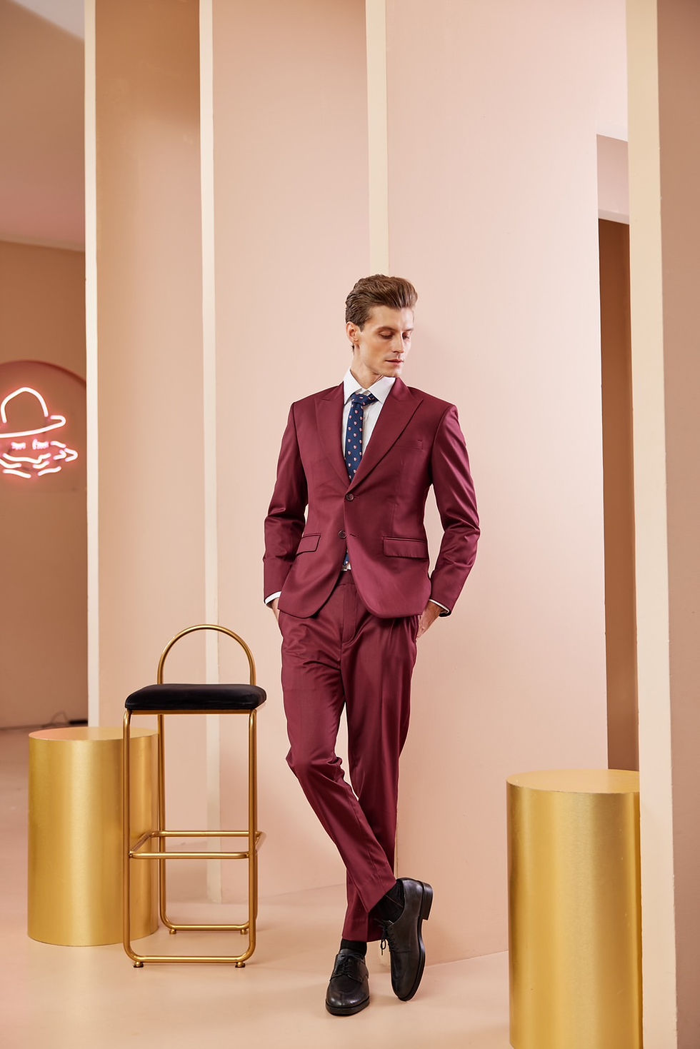 ภาพขนาดย่อ: Mahogany Peak Lapel Single-Breasted Suit
