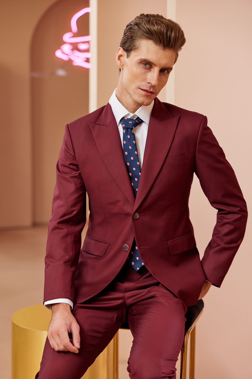 ภาพขนาดย่อ: Mahogany Peak Lapel Single-Breasted Suit
