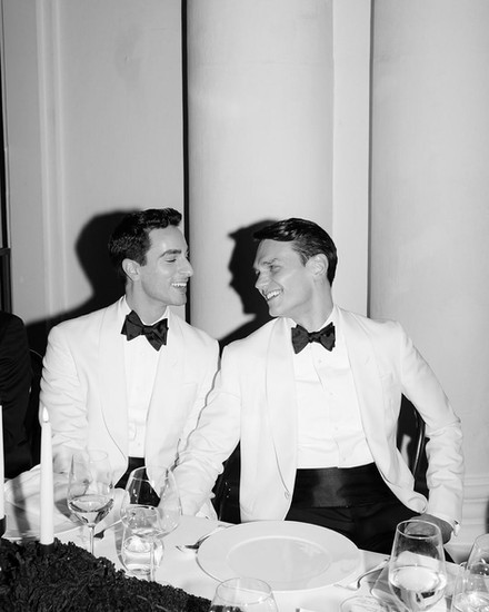 สูทสำหรับเจ้าบ่าว LGBTQ+ จาก Basic Instinct ดีไซน์ที่แสดงตัวตนและความภาคภูมิใจ