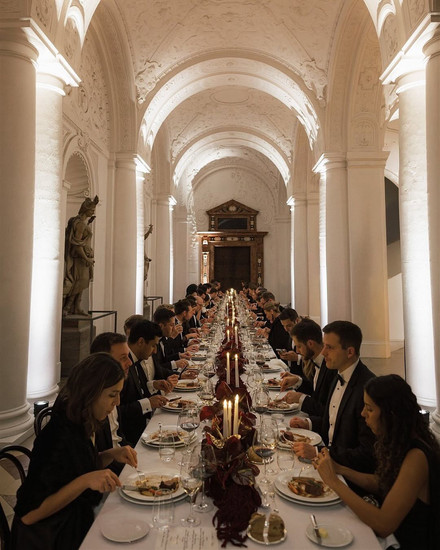 สูทสำหรับเจ้าบ่าว LGBTQ+ จาก Basic Instinct ดีไซน์ที่แสดงตัวตนและความภาคภูมิใจ