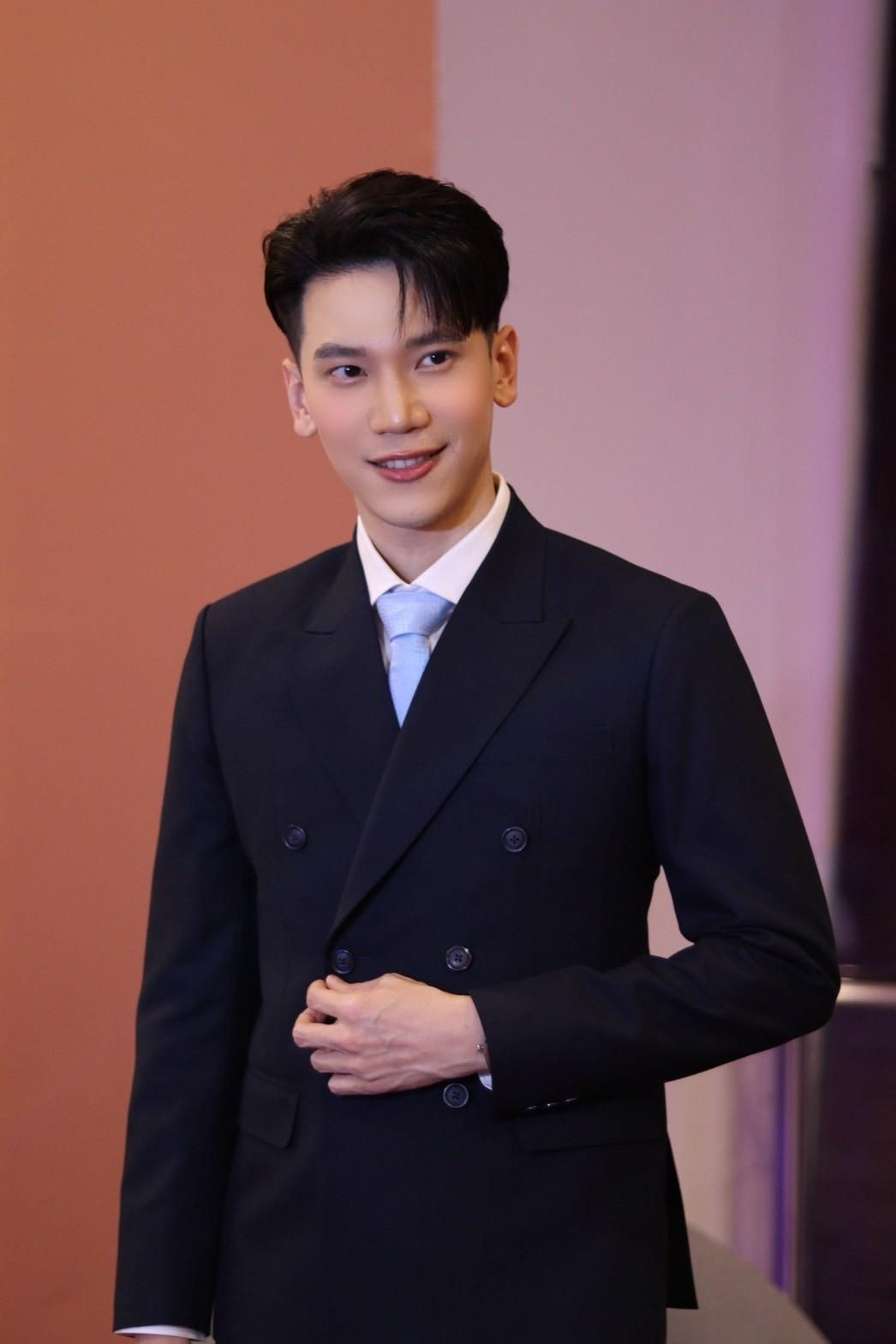 เช่าสูทสีกรมเข้ม Berry Blue Glen Check Double-Breasted Peak Lapel Basic Instinct กรุงเทพ