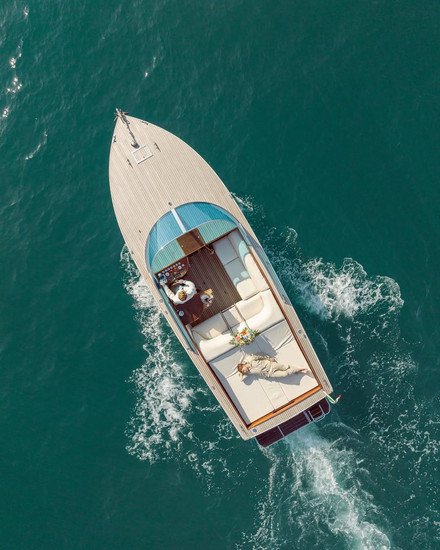 สูทสำหรับเจ้าบ่าว LGBTQ+ จาก Basic Instinct ดีไซน์ที่แสดงตัวตนและความภาคภูมิใจ