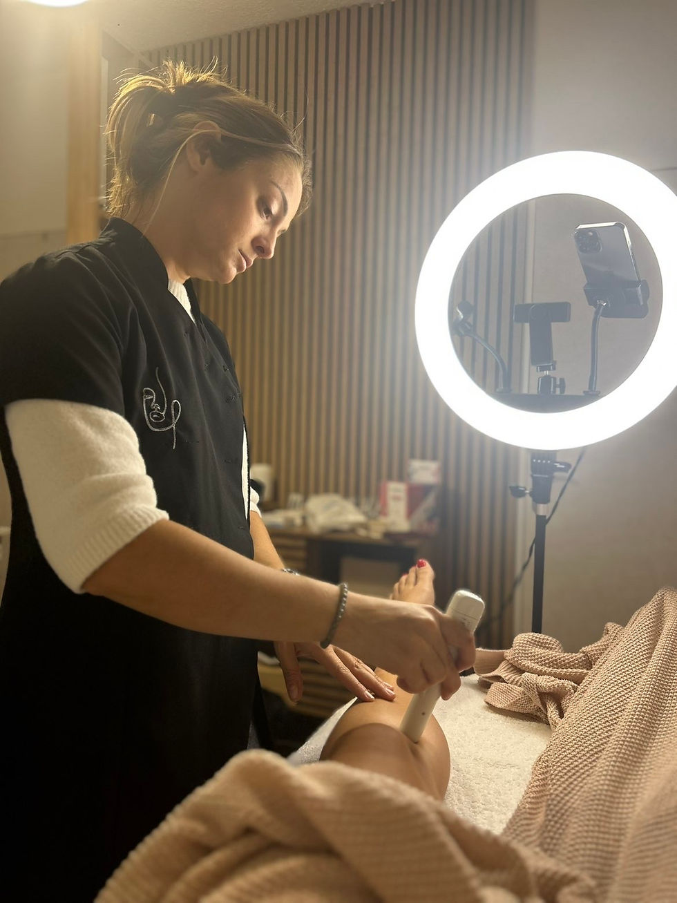 Infirmière en reconversion pratiquant un soin esthétique après avoir quitté le stress hospitalier