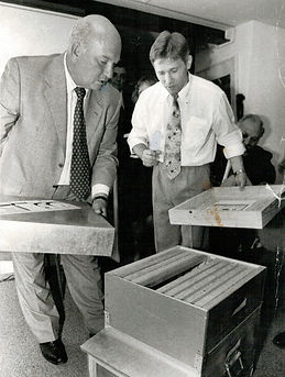 Широкий ассортимент мёда и пчелопродуктов в Магазине "Мёд" в Москве.