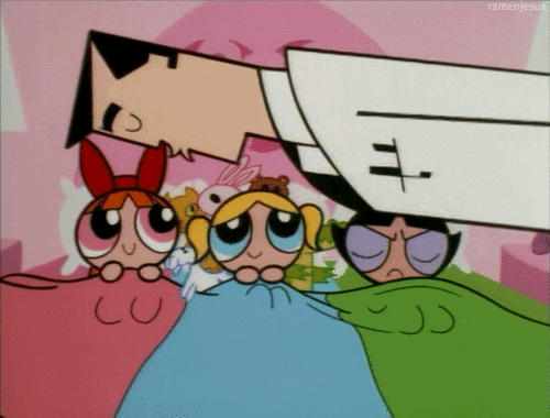 Professor dando beijo de boa noite nas Meninas, que estão na cama com bichinhos de pelúcia. O Professor é moreno com jaleco branco, Docinho é morena, cokm olhos e vestido verde, Florzinha é ruiva com olhos e vestido rosa e Lindinha é loira com olhos e vestido azul.