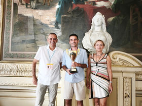 Axel Delorme vainqueur du Festival de Clichy Isabelle Bonvalot Présidente de Clichy Echecs 92 et organisatrice du Festival Bachir Chellili arbitre du Festival de Clichy 2026