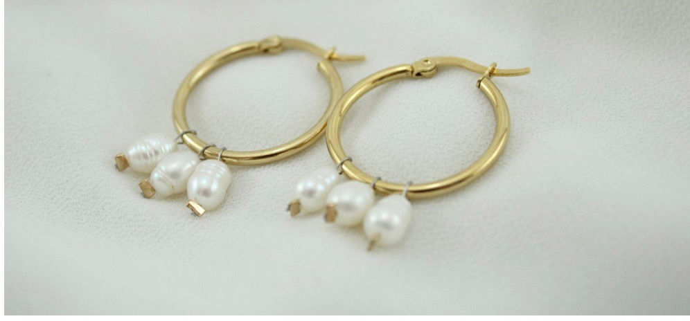 Hoop earrings with pearls