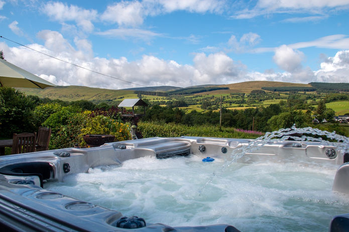Bedlwyncoch Farmhouse Hot Tub