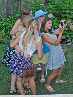 ML & girls selfie 3