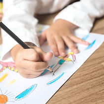 aktivitet på apelvikenbarn som ritar