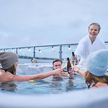 konferenssällskap som badar i Jaccuzzi