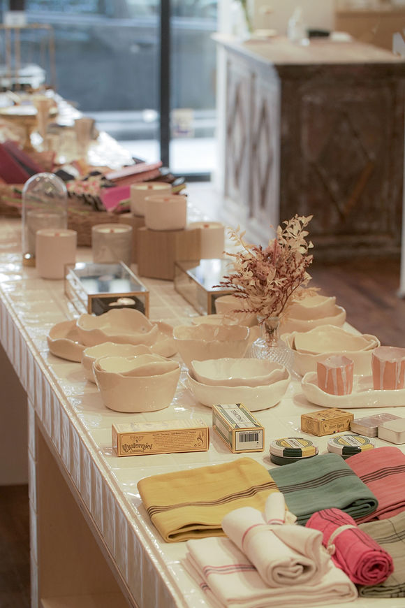 Ce très beau comptoir rappelant les commerces du début du XXe siècle à été chiné dans le sud de la France.