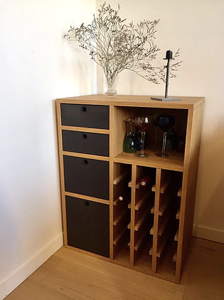 Meuble apéro en chêne et valchromat gris. Les bouteilles se rangent sur des petis tasseaux
