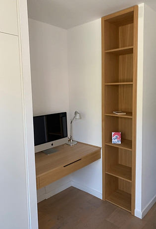 Bureau sur mesure et petite bibliothèque sur mesure en chêne