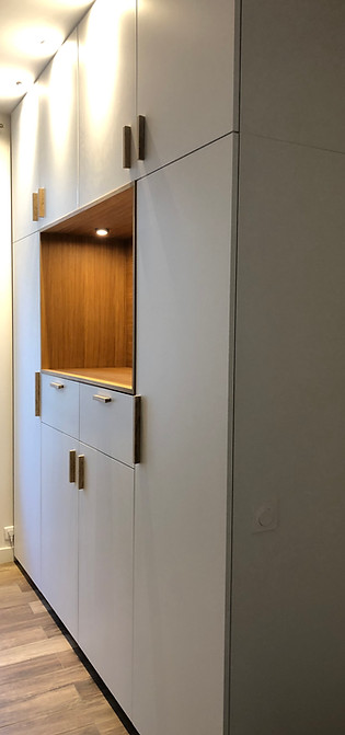 30 - Dressing de chambre en mélaminé blanc et niche en chêne. Poignées en chêne.