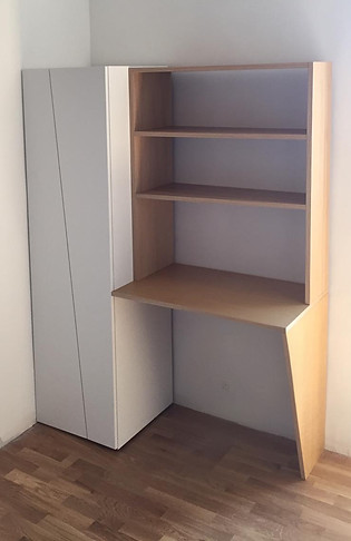 Ensemble placard et bureau asymétriques en mélaminé blanc et latté chêne. Coupe des portes en biais.