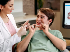 Jovem usando Invisalign