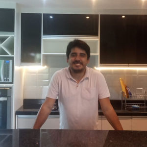 Sala integrada com cozinha em apartamento reformado com layout aberto