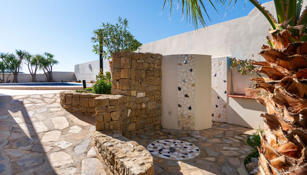 Ducha exterior al lado de la piscina