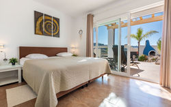 dormitorio para dos personas con salida a la terraza por puertas correderas