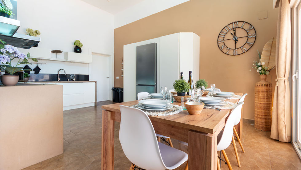 Comedor al lado de la gran cocina