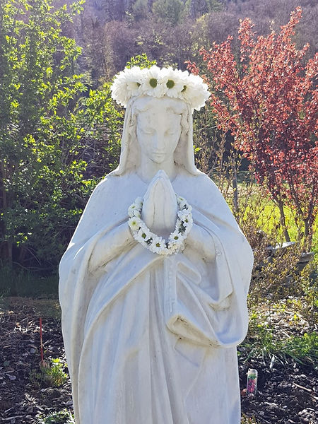 Sainte Marie mains jointes au centre Bhakti Marga Lessoc.