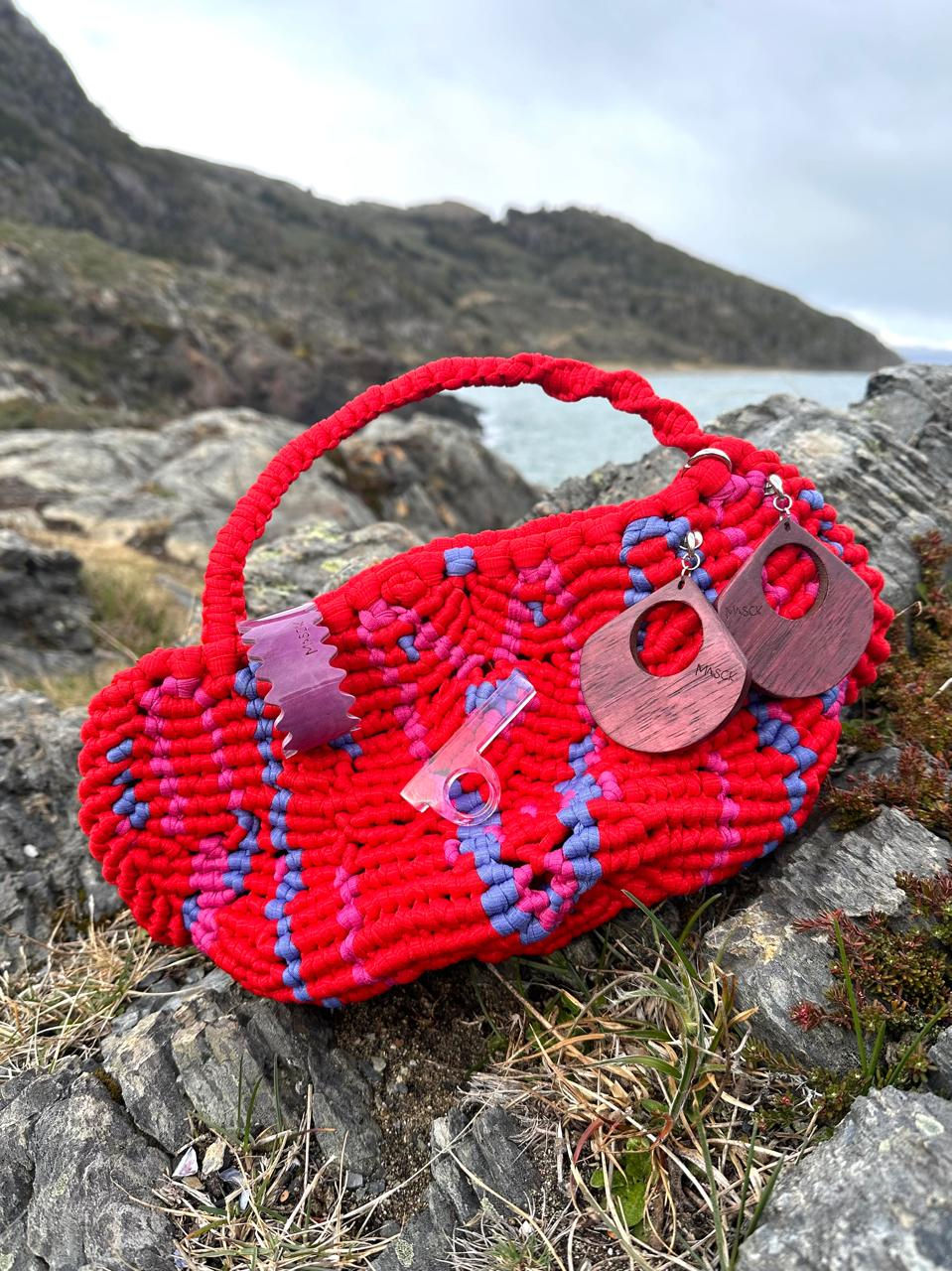 Conjunto Bolsa Macramê Hohanna Cherry, Brinco Leque Vinho e Bracelete Raia