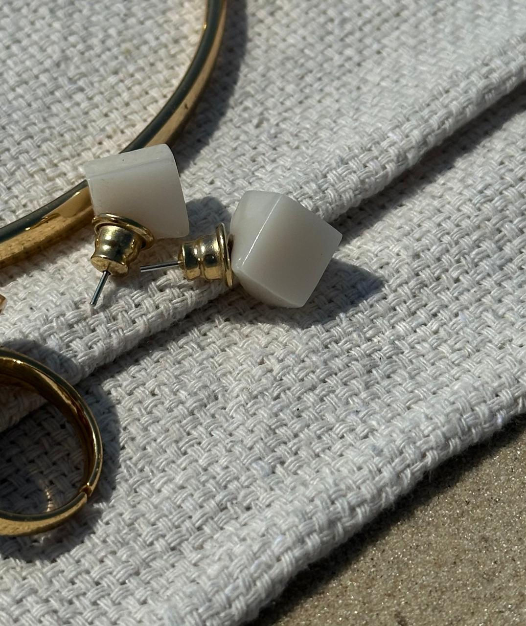 Brincos Cubos Marfim