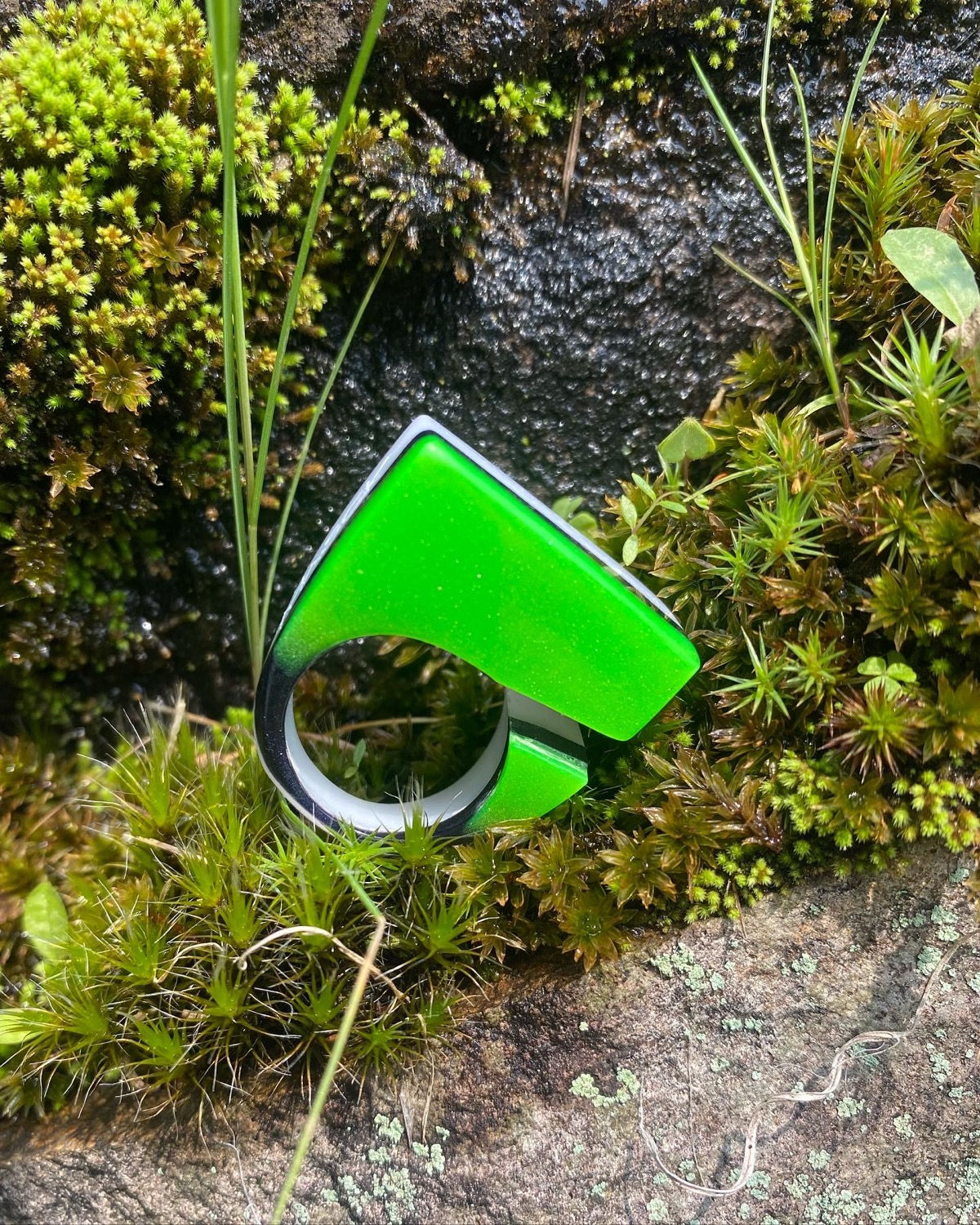 Anel Bloco Acrílico Maça Verde, Preto & Branco