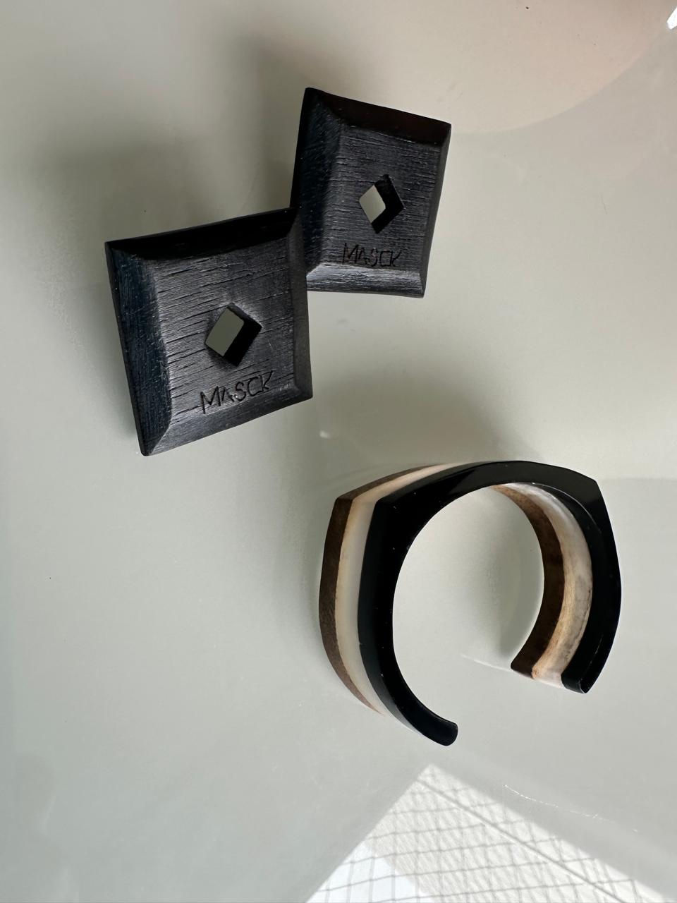 Brincos Azulejos Madeira Black e Bracelete Bloco