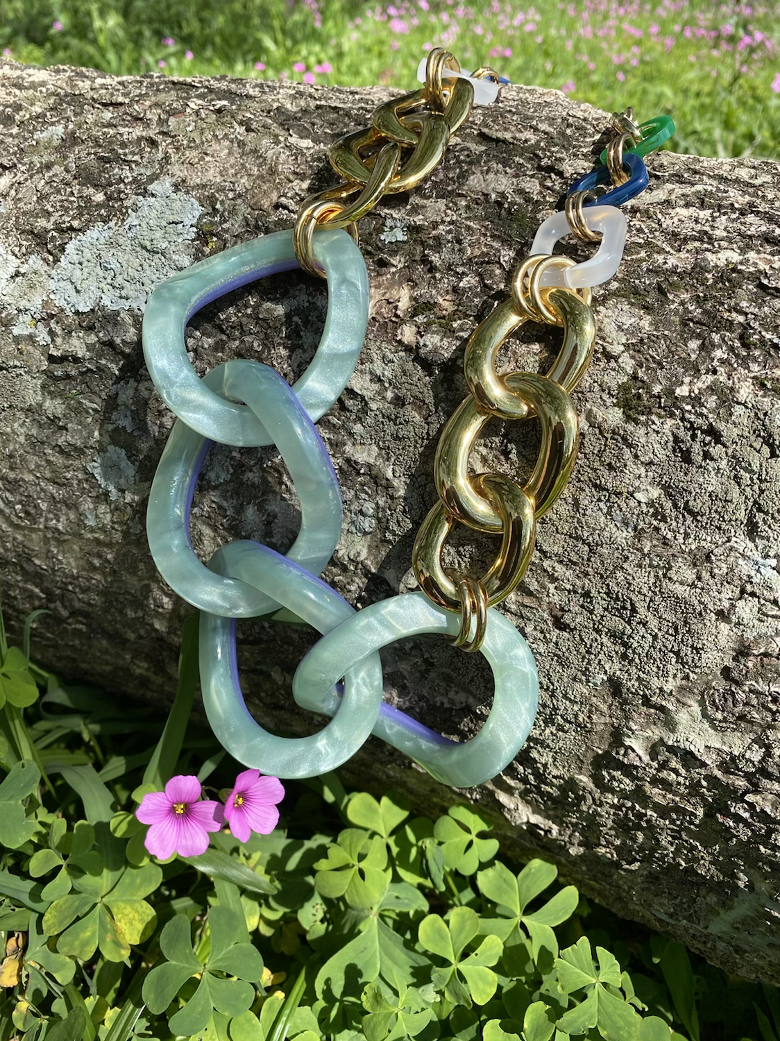 Colar Rio Maxi Acrílico Perlado Verde e Lilás com Ouro