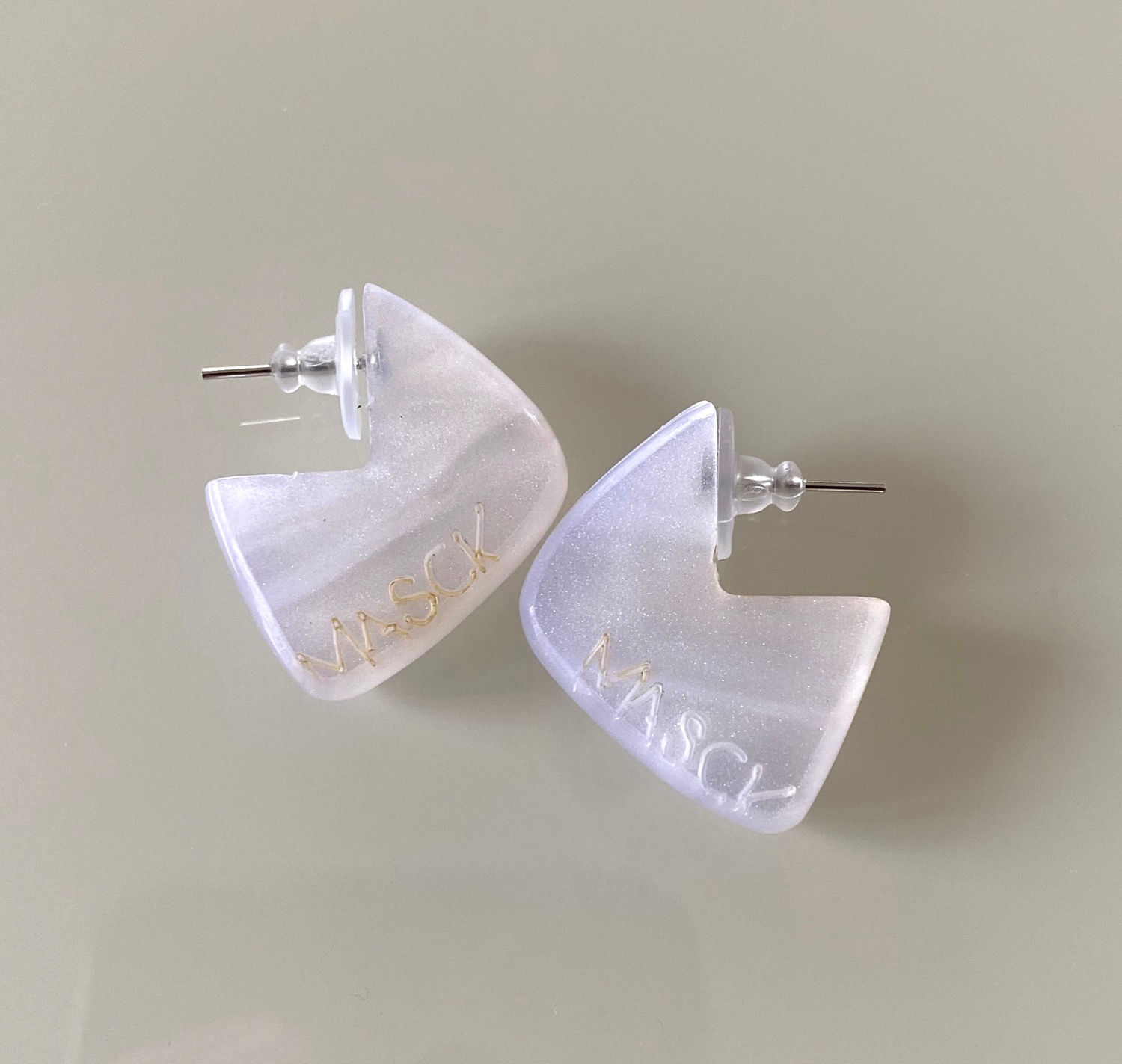 Brincos Arpoador Tartaruga Perolado 