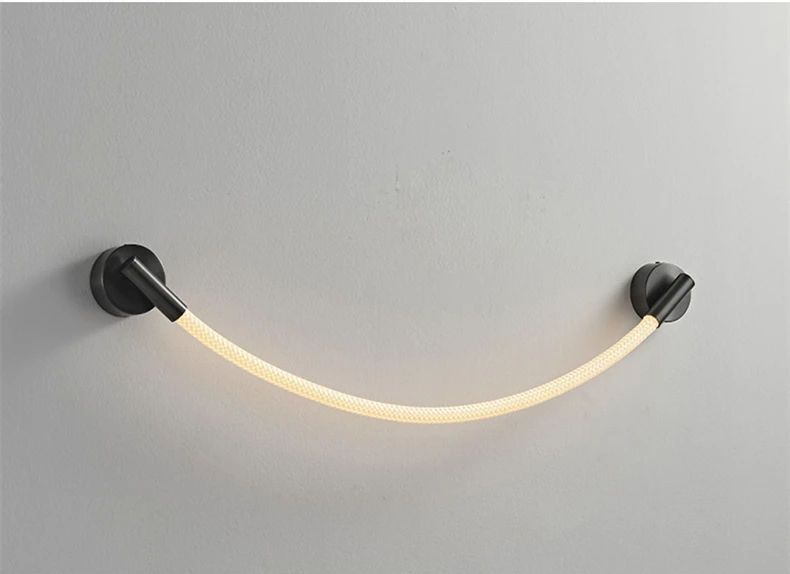 Duvara monte edilmiş, eğimli LED aydınlatma