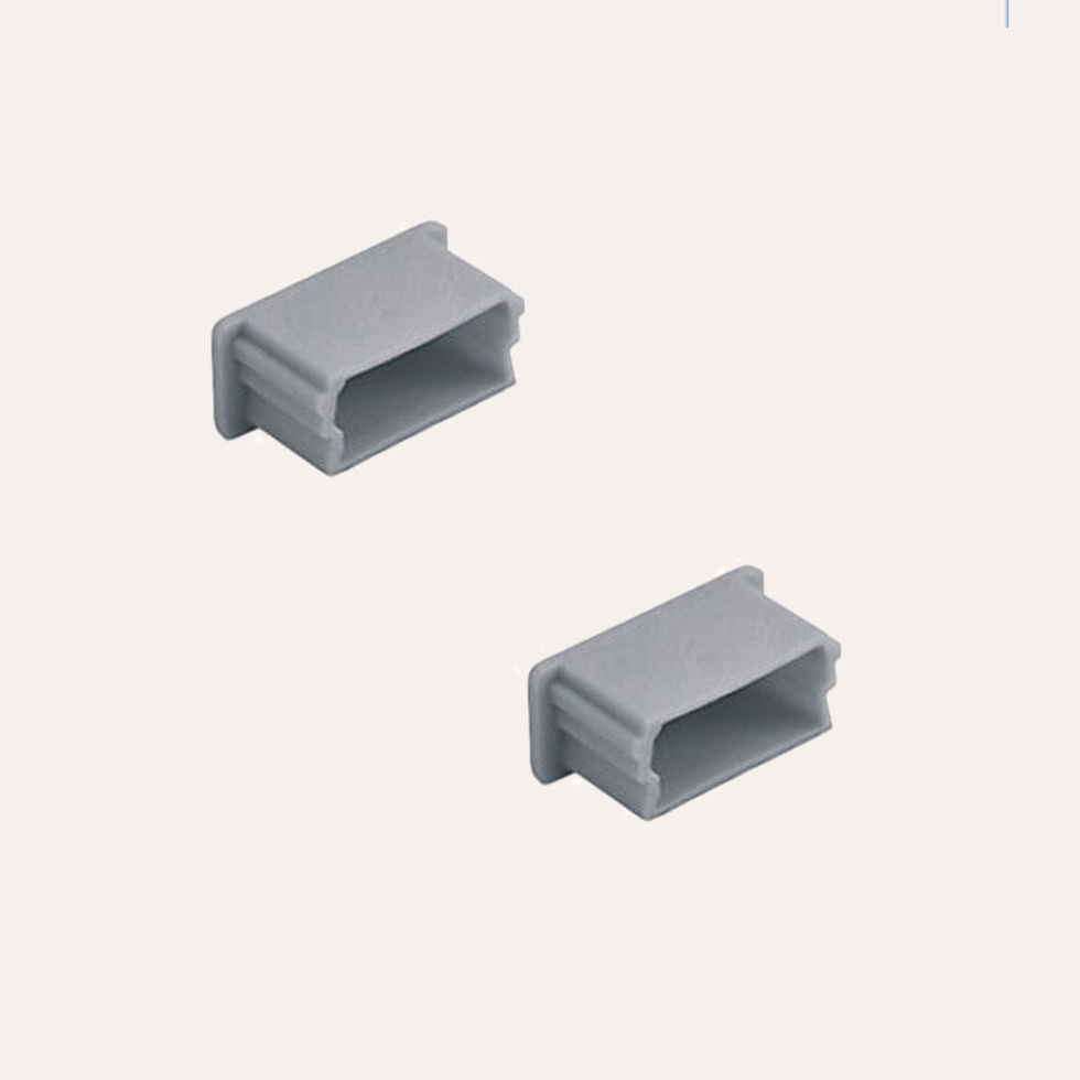 İki gri plastik kapak