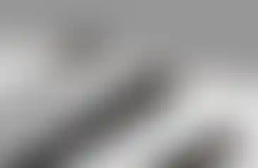 Tavan raylı aydınlatma sistemi: siyah alüminyum profiller, modern tasarım.