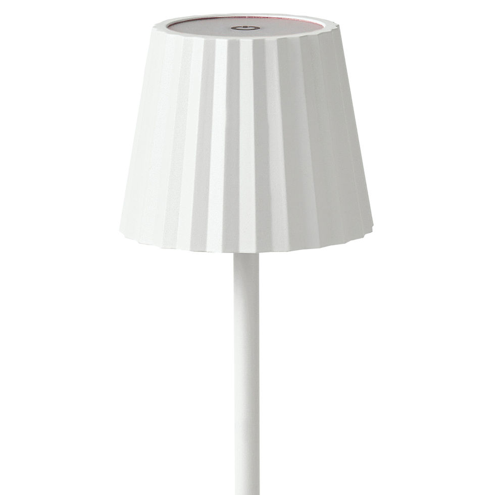 Beyaz, pileli abajurlu masa lambası