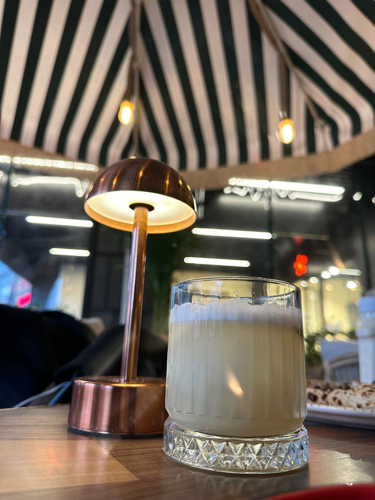Masada soğuk içecek ve bakır masa lambası