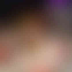 Masa üzerindeki Barbera zeytinyağı şişesi ve bakır masa lambası