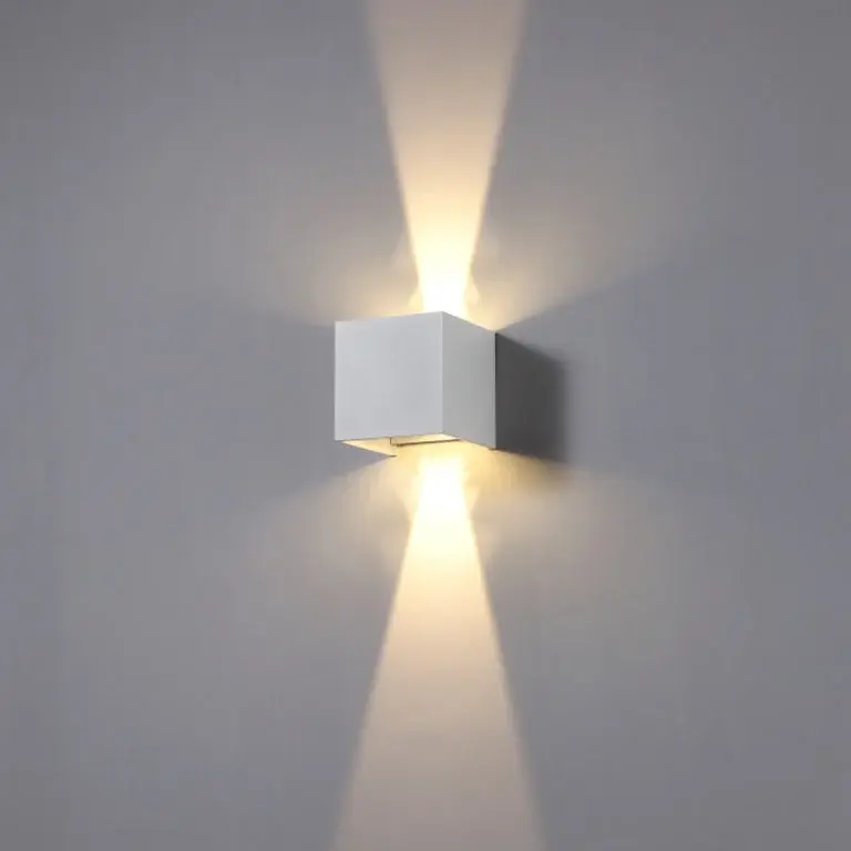Duvarda beyaz küp şeklinde modern LED aydınlatma armatürü